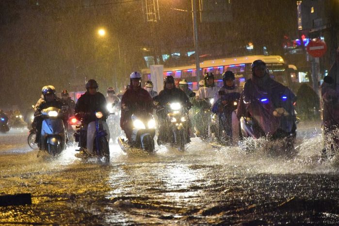 
Sài Gòn mưa lớn và có nguy cơ ngập