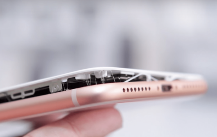 Sự cố phồng pin, bung màn hình của iPhone 8 khiến nhiều người dùng lo ngại.