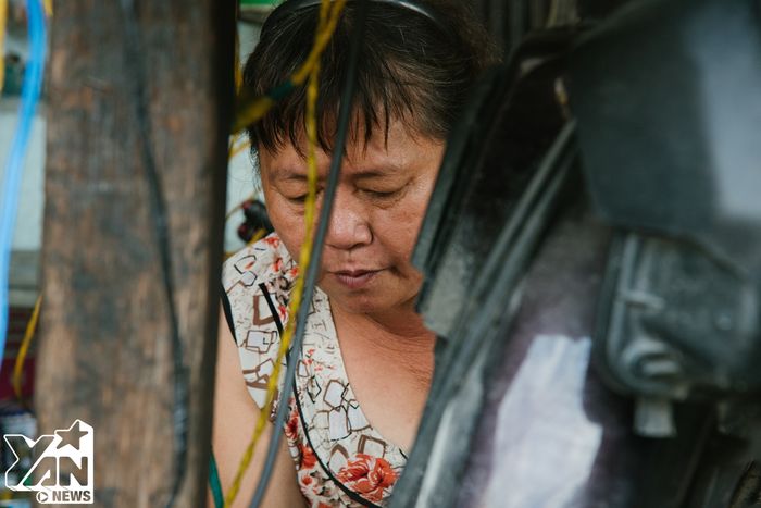 Chuyện 7 chị em gái hơn 50 năm cầm cờ lê, mỏ lết sửa xe máy giữa Sài Gòn