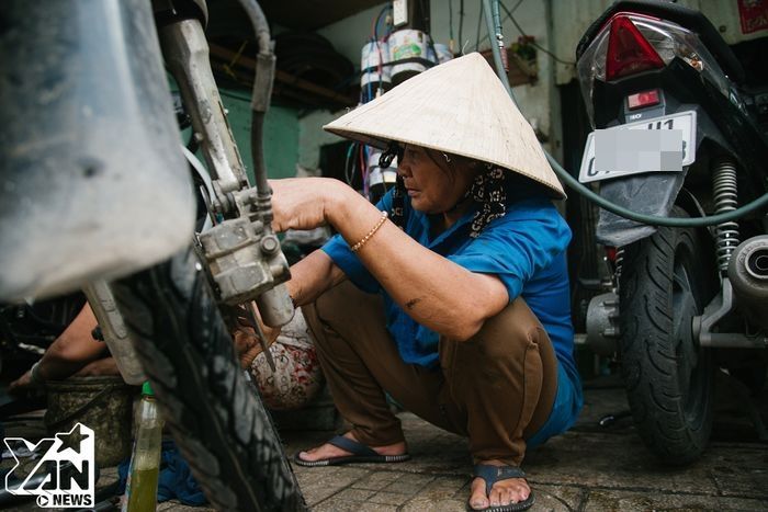 Chuyện 7 chị em gái hơn 50 năm cầm cờ lê, mỏ lết sửa xe máy giữa Sài Gòn
