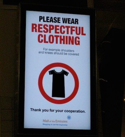 
Tấm biển đề nghị mặc quần áo lịch sự xuất hiện tại rất nhiều nơi ở Dubai. 