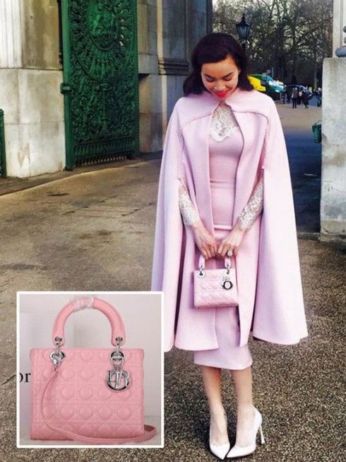 
Mẫu túi màu hồng dáng mini được Hồ Ngọc Hà sử dụng tại nhiều sự kiện. Sản phẩm có giá bán hơn 100 triệu đồng.
