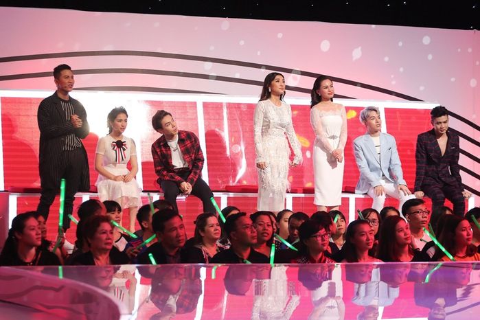 
7 thí sinh của chương trình Cặp đôi hoàn hảo 2017: Mai Tiến Dũng, Hòa Minzy, Erik, Tiêu Châu Như Quỳnh, Giang Hồng Ngọc, Đức Phúc, Đào Bá Lộc (từ trái qua).