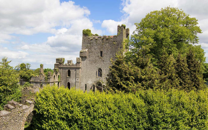 
Lâu đài Leap, Ireland: Lâu đài Leap khiến nhiều người sợ hãi từ thế kỷ 15, khi một linh mục bị người anh trai giết hại tàn nhẫn trong nhà nguyện của mình, ngay trước mặt cả gia đình. Bên cạnh đó, những lời đồn cho rằng cả lâu đài bị nguyền rủa bởi một loạt linh hồn. Lâu đài còn có những hầm giam dưới đất, nơi các tù nhân bị bỏ lại đến khi chết. Những linh hồn cùng vô số người chết trong suốt lịch sử đẫm máu của lâu đài Leap khiến danh tiếng của nơi đây bị ảnh hưởng. Ảnh: mikroman6/Getty Images.