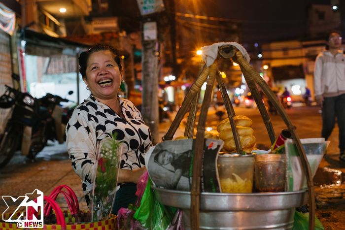 Cô bán bánh mỳ ở chợ Cô Giang đã cười không ngớt lời vì sau 56 năm mới được nhận bông hồng lễ 20.10