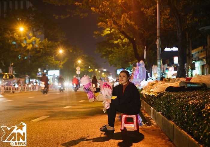 Từ sớm, chị Hằng (36 tuổi) đã bày bán những bó hoa tự tay làm. Dịp lễ nào chị cũng bán trên góc đường Lê Hồng Phong nhằm kiếm thêm thu nhập.