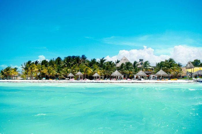 Đảo Holbox nằm ngoài khơi bán đảo Yucatan (Mexico). Đây là địa điểm thích hợp cho bất cứ ai muốn có một kỳ nghỉ ở biển với bãi cát dài vô tận, không quá đông khách và được ngắm các bức bích họa tuyệt đẹp nhiều màu sắc. Bên cạnh đó, hòn đảo này có nhiều khách sạn cao cấp để du khách lựa chọn. Ảnh: holboxcasalastortugas.