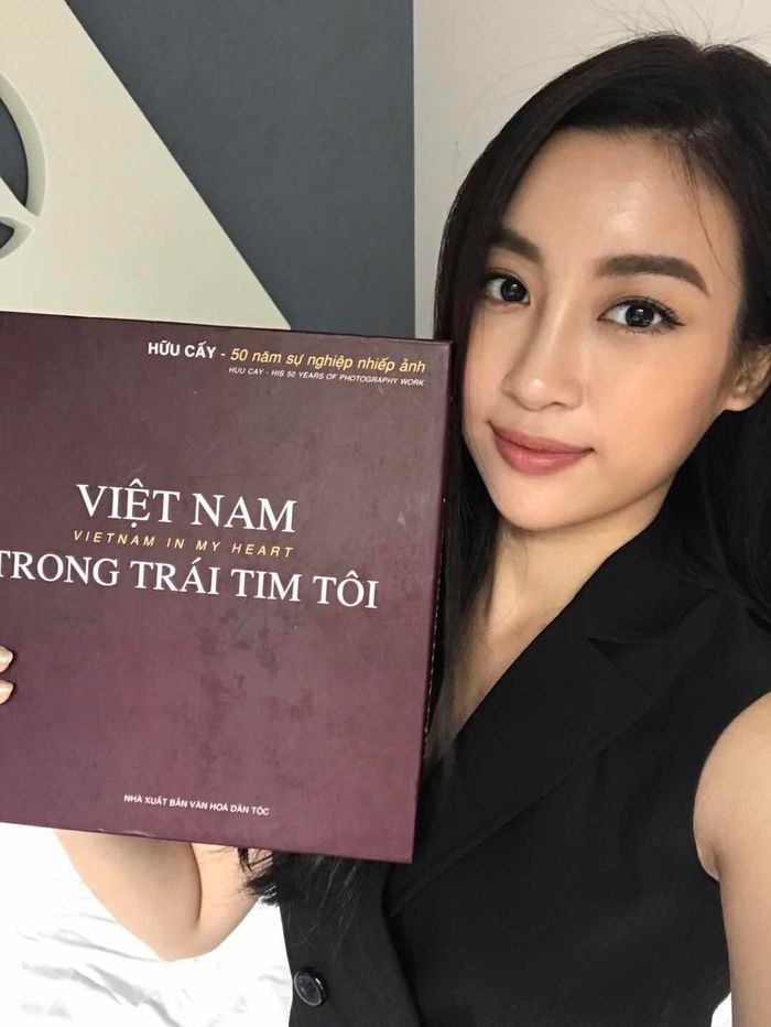 
Cuốn sách giới thiệu về văn hóa lịch sử Việt Nam được Mỹ Linh mang tới Miss World.