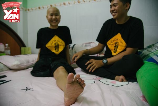 Chuyện tình cảm động của chàng trai sinh năm 1996 chăm bạn gái ung thư xương, chỉ còn một chân