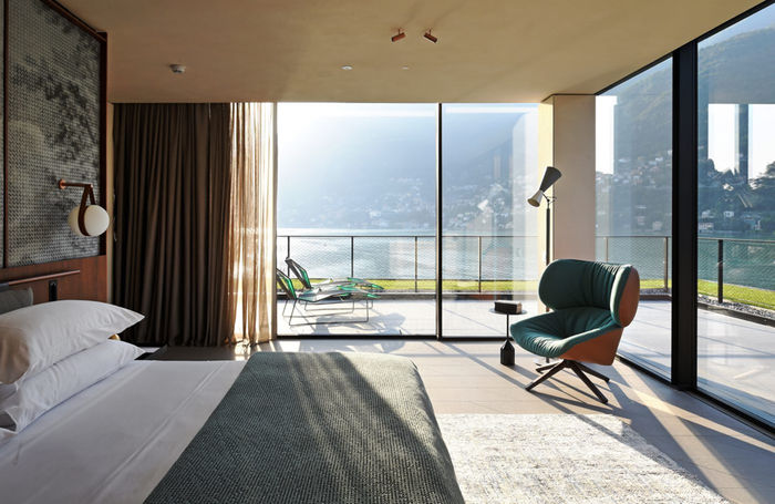 
Il Sereno, hồ Como, Italy: Phòng suite tầng thượng của khách sạn Il Sereno giống như một vương quốc thu nhỏ, rộng tới 185 m2, nhìn ra hồ với hiên chạy vòng quanh toàn bộ phòng. Du khách sẽ có cơ hội sử dụng những đồ nội thất đắt tiền, sang trọng được thiết kế riêng cho căn phòng. Ảnh: Sereno Hotels.