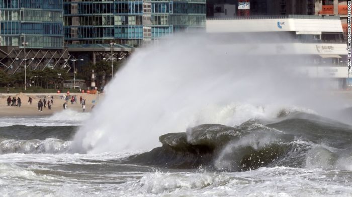 Những đợt sóng khổng lồ đổ bộ lên bờ biển Busan, Hàn Quốc vào Chủ nhật ngày 22/10. Các tàu đánh cá đã bị cấm không được đi ra biển. 