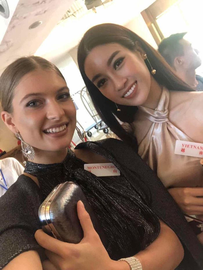 
Đỗ Mỹ Linh thân thiết chụp hình cùng thí sinh Miss World trong buổi hoạt động ngoại khóa.