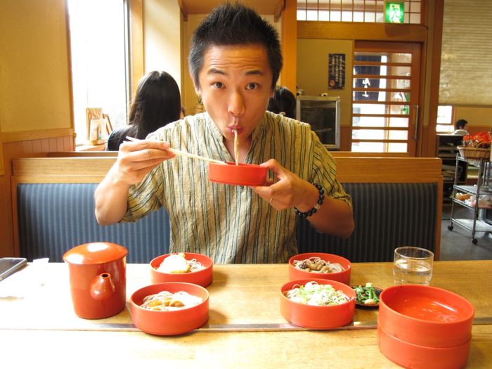 
      Đi Nhật thì khi ăn cứ xì xụp thoải mái đi nhé.