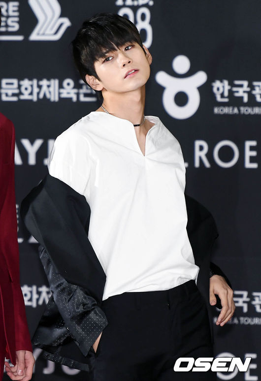 
Ong Seong Woo với màn "lột áo" sexy.