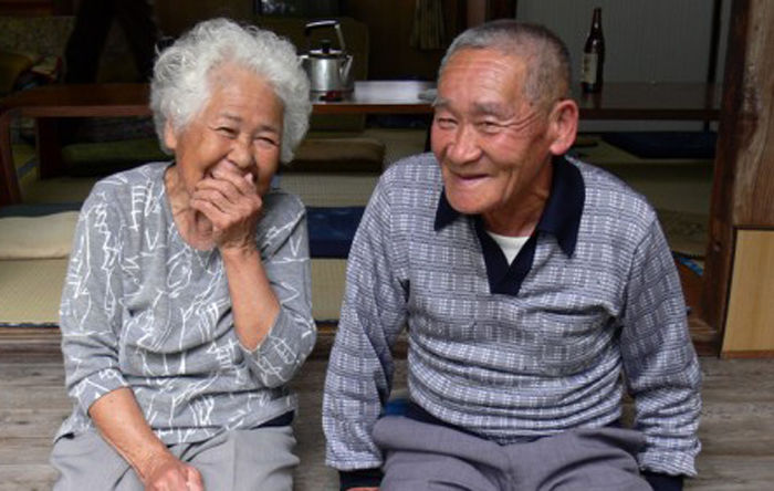 
Những người già ở Nhật thường hay nhận con nuôi ở độ tuổi thành niên.