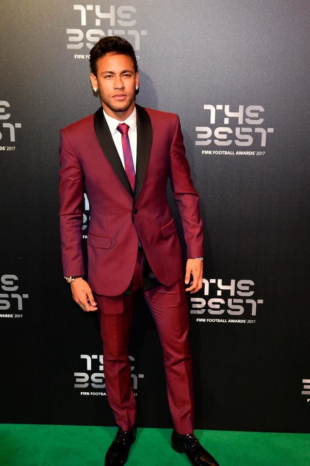 
Neymar "cô đơn lẻ bóng" xuất hiện ở lễ trao giải FIFA Awards 2017.
