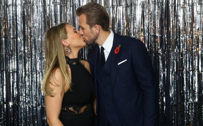 
Tiền đạo người Anh Harry Kane đến tham dự FIFA Awards cùng hôn the Katie Goodland. Cặp đôi này vốn quen nhau từ thời còn đi học và vừa đính hôn cách đây vài tháng.