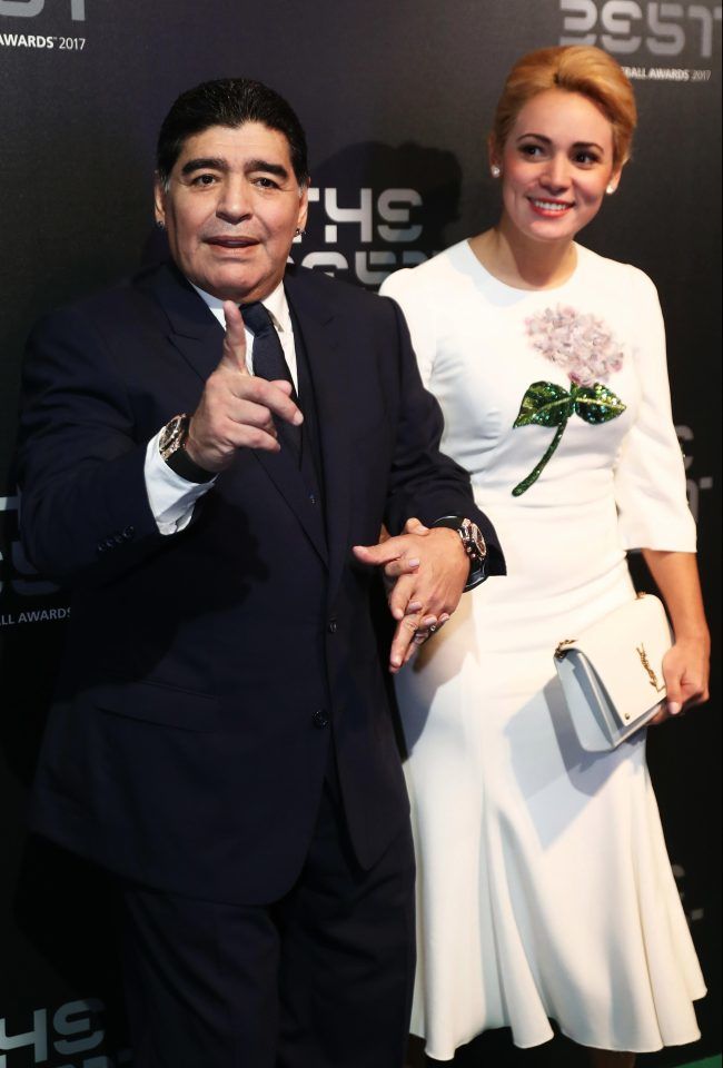 
Huyền thoại người Argentina, Diego Maradona khiến cho các đồng nghiệp đồng lứa ganh tị khi sánh bước cùng cô bạn gái trẻ Rocio Olivia.
