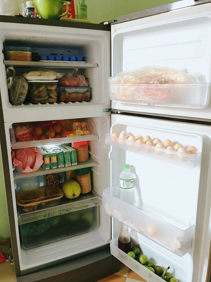 
Một chiếc tủ lạnh khác cũng đầy đủ và còn đa dạng các loại đồ ăn hơn của cô bạn tên Linh