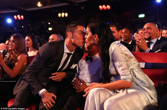 
Bất chấp những nghi ngại trong thời gian gần đây, Ronaldo và đại gia đình của mình vẫn có mặt đầy đủ tại buổi lễ trao giải The Best của FIFA. Sau khi được xướng tên ở danh hiệu cầu thủ hay nhất, Ronaldo đã ngay lập tức quay qua giành nụ hôn ngọt ngào cho cậu con trai và sau đó là bạn gái, Georgina Rodriguez.