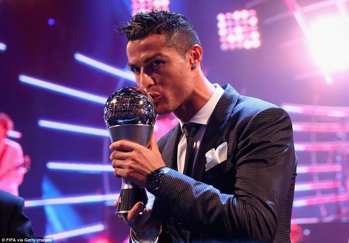 Ronaldo đã vượt qua 2 đồng nghiệp tại Barcelona là Lionel Messi và Neymar để lần thứ 2 liên tiếp nhận được giải thưởng cầu thủ xuất sắc nhất thế giới do FIFA bình chọn.