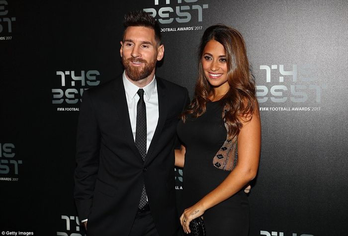 
Lionel Messi xuất hiện cùng vợ tại sự kiện. Antonella vừa đón tin vui cách đây không lâu khi cô có thai lần thứ 3.
