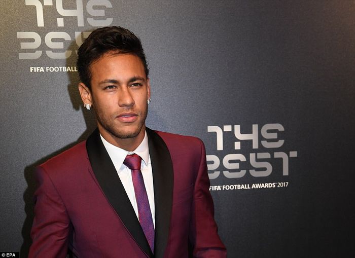 
Neymar "đơn thân độc mã" xuất hiện tại London. Sau khi chia tay cô bạn gái lâu năm, đến nay mặc dù đã có nhiều tin đồn nhưng tiền đạo người Brazil vẫn chưa công khai hẹn hò với bóng hồng nào.