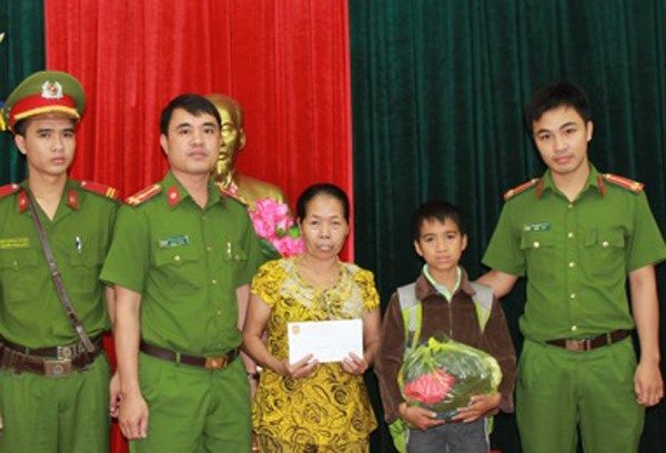 
Đội tham mưu huấn luyện, Phòng Cảnh sát Cơ động Công an tỉnh Nghệ An tặng quà, bàn giao em Song cho mẹ là chị Liệu.