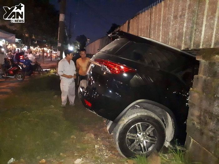 Sài Gòn: Tai nạn hy hữu, đạp nhầm chân ga xe ô tô mới mua đâm thủng cả tường