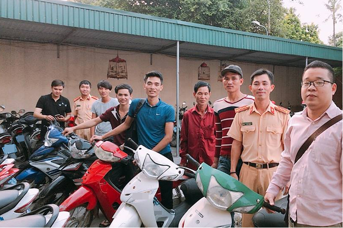 
Đội CSGT số 6 trao trả lại 9 chiếc xe mô tô bị kẻ gian lấy cắp cho người dân.