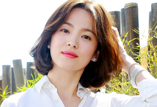 
Năm 2017, Song Hye Kyo sánh vai cùng chồng tương lai - Song Joong Ki lọt top những nhân vật quyền lực nhất làng giải trí Hàn. 