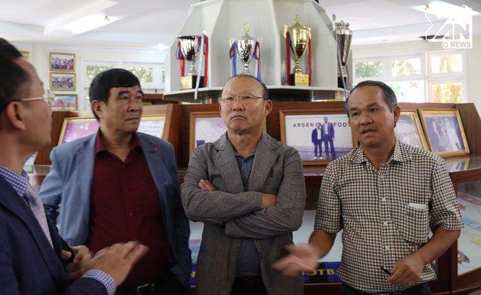 Lần lượt đặt tay lên vai GĐKT Chung Hae-soung và HLV Park Hang-seo, bầu Đức “giao” chỉ tiêu cho từng người: "Ông này 2 năm nữa sẽ đưa ĐT Việt Nam vô địch, còn ông này giúp HAGL lấy V-league".