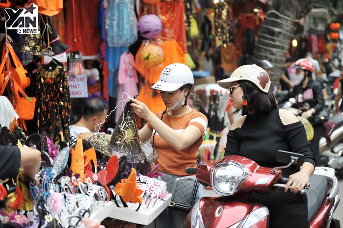 Đồ chơi kinh dị đã tràn lan trên khắp các con phố ở Sài Gòn và Hà Nội, chờ đón ngày Halloween