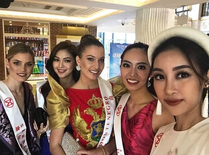 
Hoa hậu Mỹ Linh cùng các người đẹp ghi lại hình ảnh trong bữa tiệc.