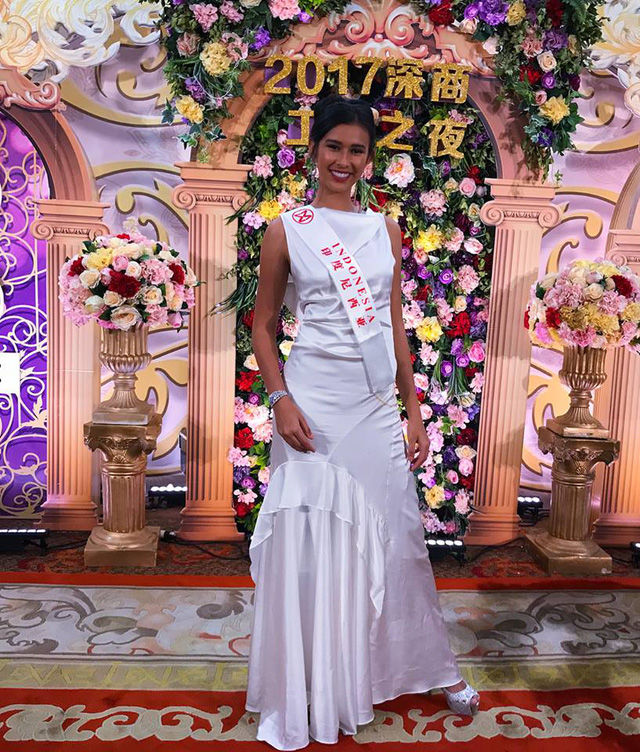 
Hoa hậu Indonesia khoe vóc dáng trong chiếc trắng sang trọng.