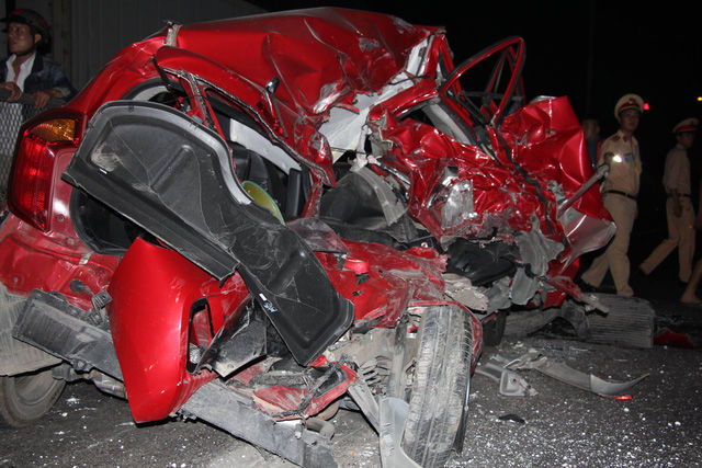 Hải Phòng: Nữ tài xế thoát chết thần kỳ khi ô tô con bị container hạng nặng tông 