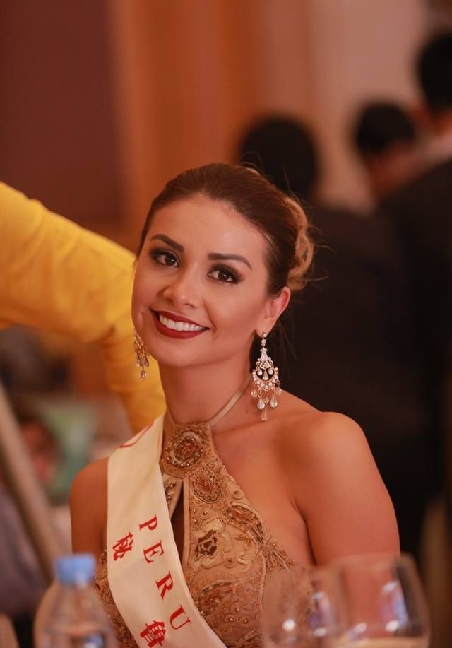 
Hoa hậu Peru mặc váy dạng yếm, đính đá cầu kỳ.