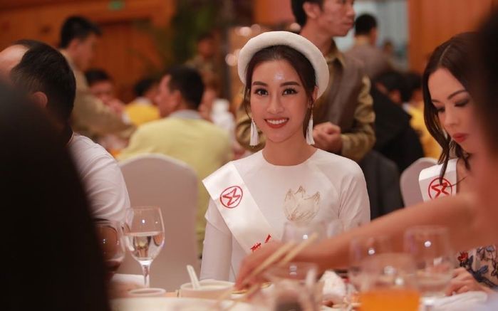 
Mỹ Linh đang tham gia các hoạt động của cuộc thi Hoa hậu Thế giới 2017 cùng gần 120 người đẹp đến từ các quốc gia và vùng lãnh thổ. Cô mặc áo dài cho sự kiện gây quỹ từ thiện.
