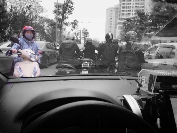 
Quay đầu ngược chiều, tạt ngang đầu xe là những pha hành động quen thuộc của các nữ Ninja đường phố Việt Nam.