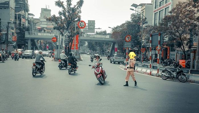 
Pha hành động chuẩn "Fast & Furious" của một Ninja đi ngược đường bất chấp cảnh sát giao thông.