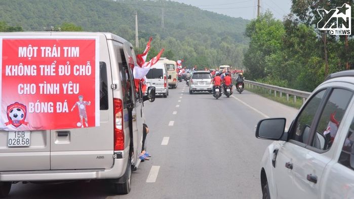 Bầu không khí lễ hội được kéo dài trên suốt đoạn đường thuộc Quốc lộ 10 nối về địa phận Quảng Ninh
