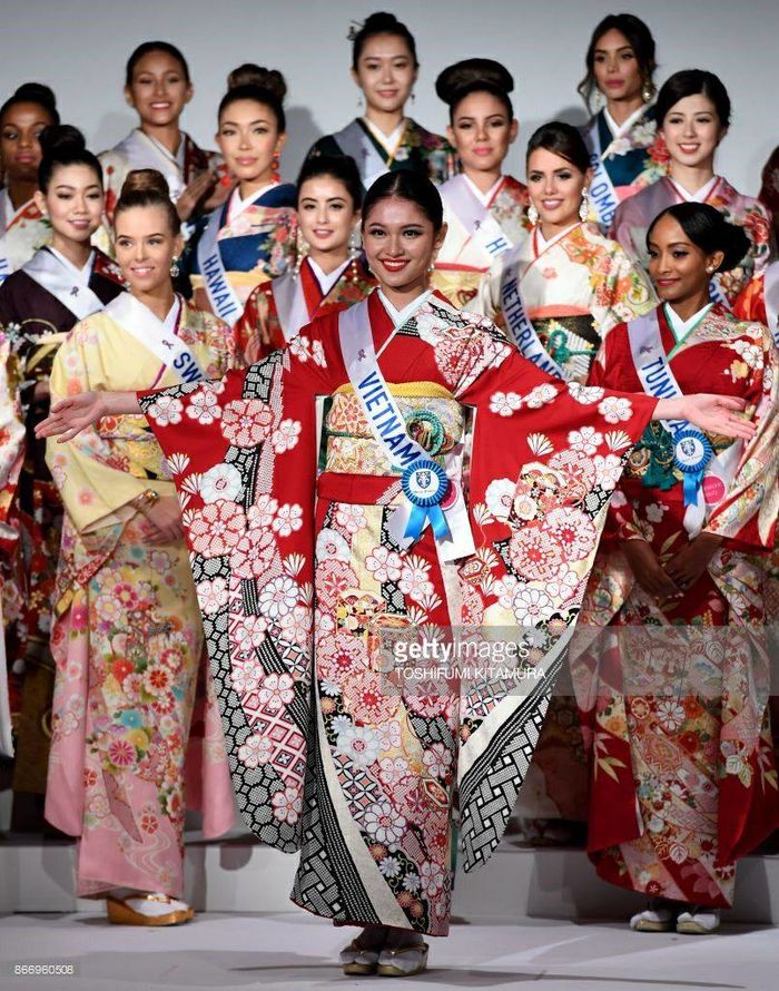 
Trong bộ trang phục truyền thống của Nhật Bản, Thùy Dung tươi cười rạng rỡ bên 70 người đẹp đến từ khắp nơi trên thế giới.