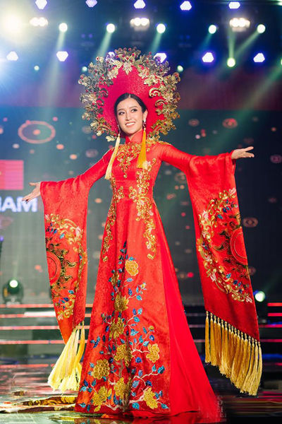 
Bộ trang phục này đã giúp Huyền My xuất sắc giữ vững vị trí Top 2 trang phục dân tộc đẹp nhất của cuộc thi.