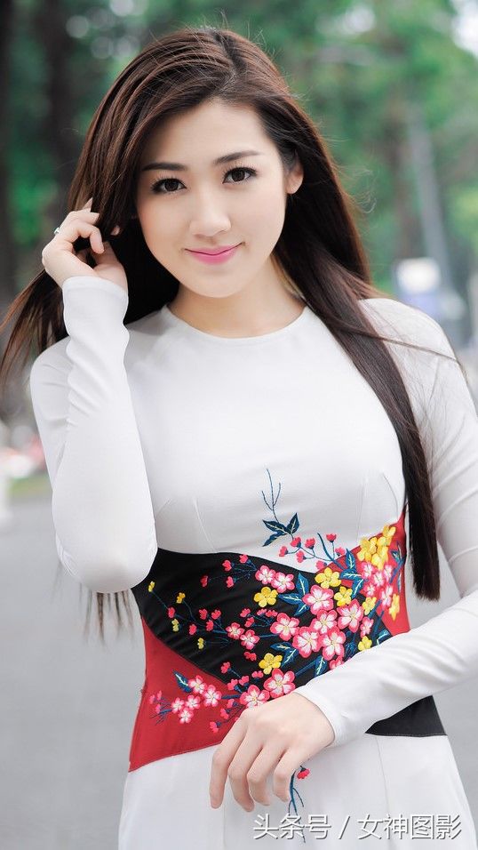 
Những hình ảnh được đăng tải đều là ảnh Tú Anh diện áo dài truyền thống Việt Nam. - Tin sao Viet - Tin tuc sao Viet - Scandal sao Viet - Tin tuc cua Sao - Tin cua Sao