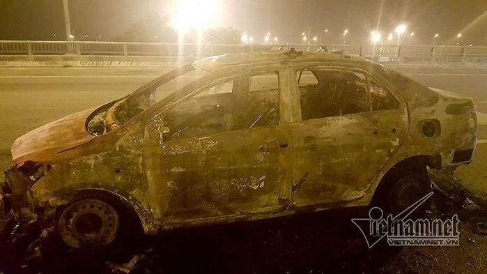
Chiếc xe chỉ còn trơ lại bộ khung sau khi bị đám cháy bủa vây (Ảnh: Vietnamnet)