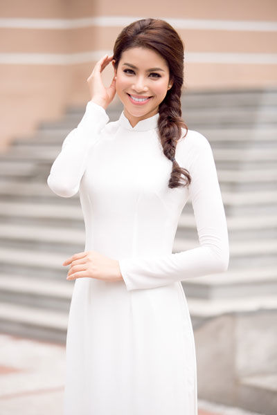 
Phạm Hương diện tà áo dài đơn giản nhưng vẫn ngời ngời khí chất Hoa hậu cùng nụ cười toả nắng.