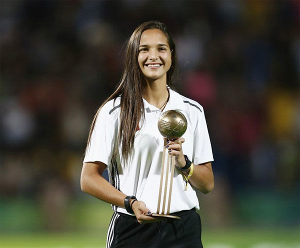 
Trong số các hạng mục của giải FIFA "The Best" 2017, nữ sinh tuổi teen lọt vào danh sách đề cử Bàn thắng đẹp nhất (cùng Giroud và thủ thành Oscarine Masuluke) và Nữ cầu thủ hay nhất (bên cạnh hai cái tên lừng lẫy làng túc cầu là Carli Lloyd của tuyển Mỹ và nhà vô địch Châu Âu Lieke Martens). Dù không thắng giải nào nhưng cô gái trẻ cũng nhanh chóng được truyền thông chú ý.​