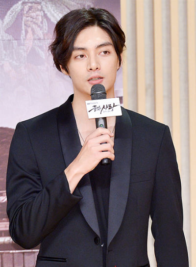 
Năm 2014, anh tái xuất màn ảnh nhỏ qua bộ phim Endless Love nhưng không để lại được nhiều tiếng vang. Hiện tại, nam diễn viên vẫn đang tích cực tìm chỗ đứng trong làng giải trí Hàn.