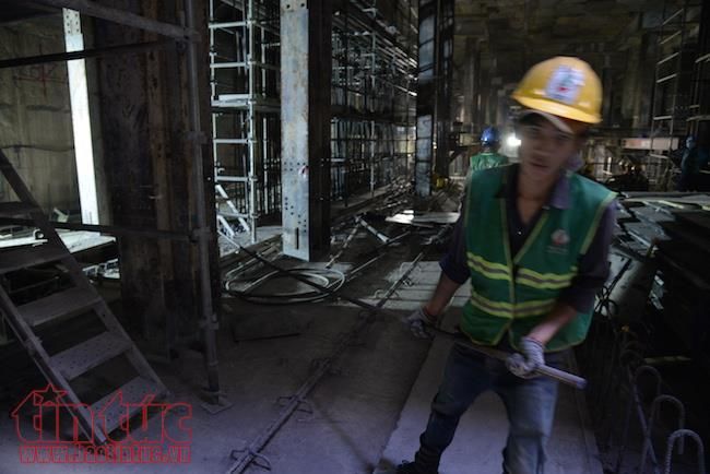 
Tại công trường nhà ga ngầm Bến Thành, các công nhân đang miệt mài làm việc để đảm bảo tiến độ.
