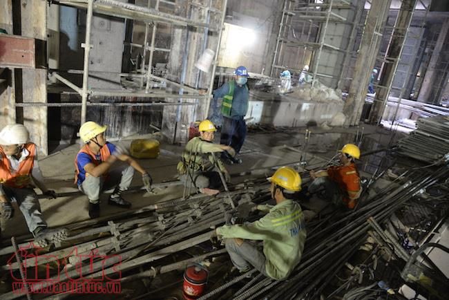 
Khoảnh khắc nghỉ ngơi của các công nhân dưới công trường nhà ga ngầm Bến Thành trước khi trở lại công việc.